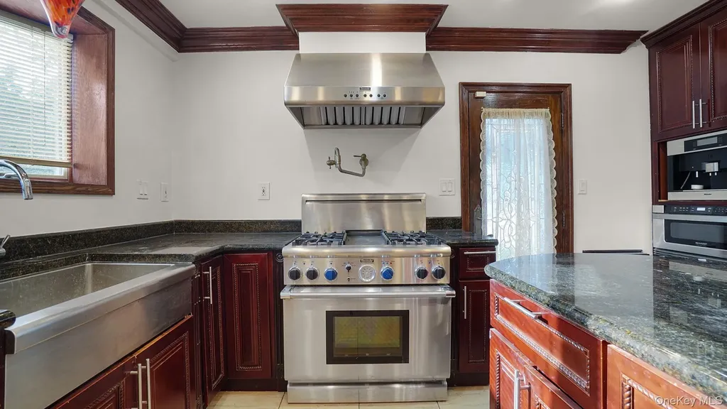 22 Parkwold Drive E Valley Stream NY 11580