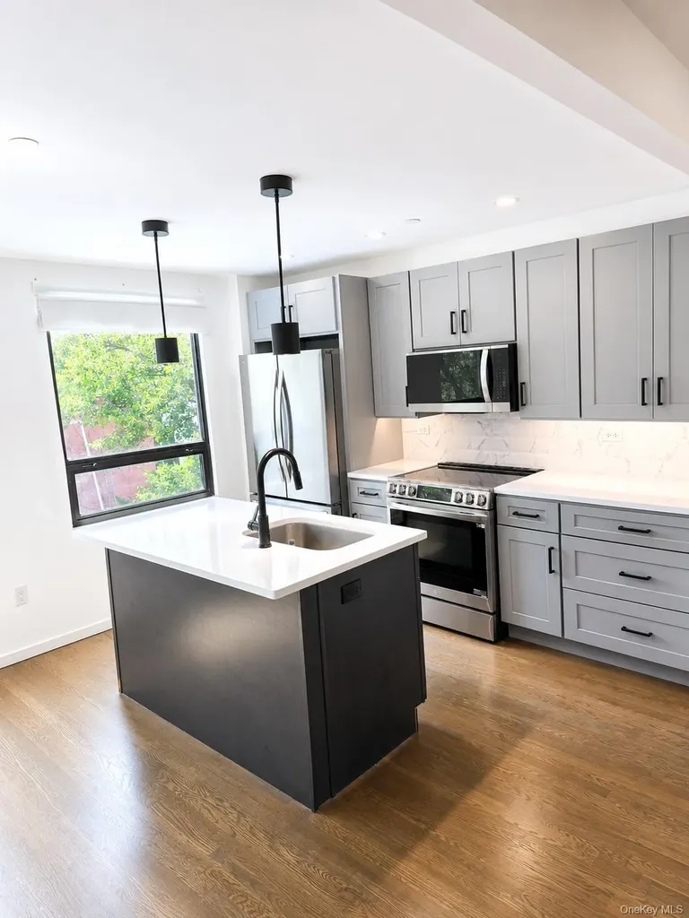 20-01 Steinway Street Astoria NY 11105