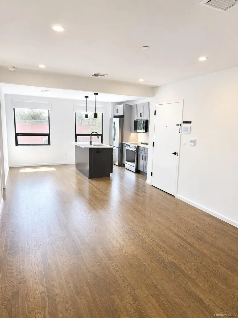 20-01 Steinway Street Astoria NY 11105