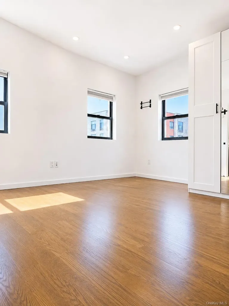 20-01 Steinway Street Astoria NY 11105