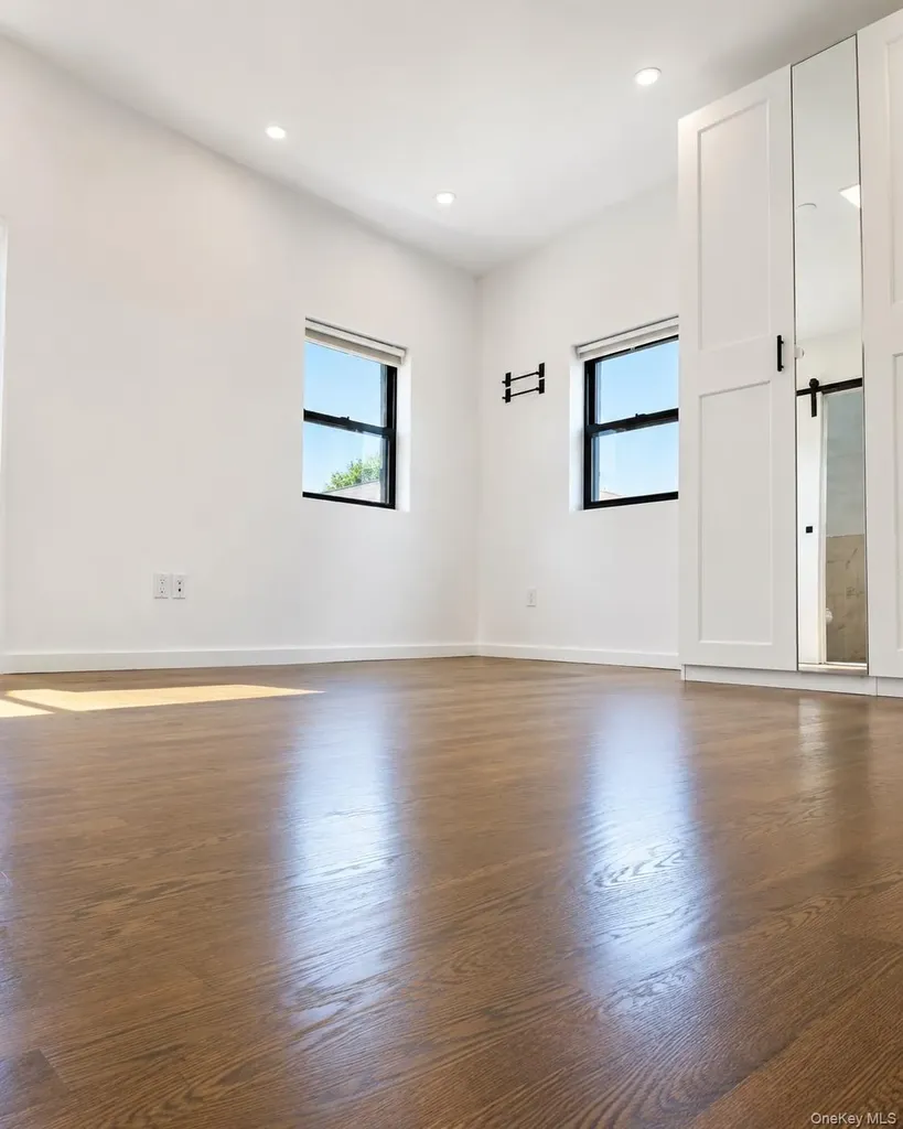 20-01 Steinway Street Astoria NY 11105