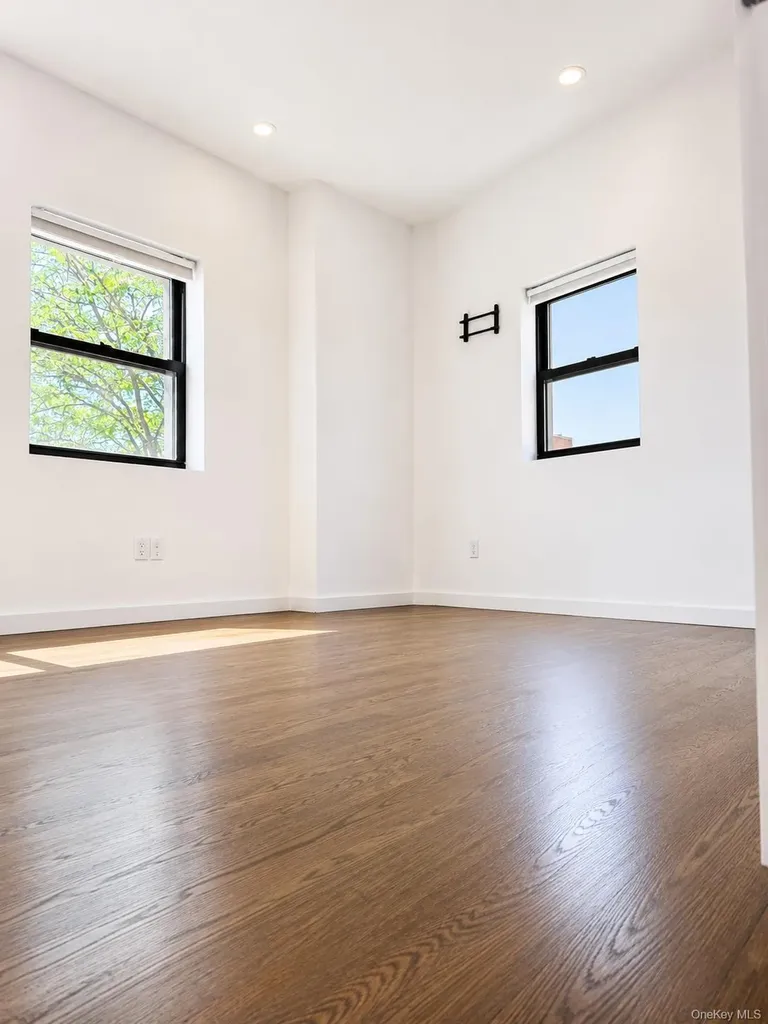 20-01 Steinway Street Astoria NY 11105