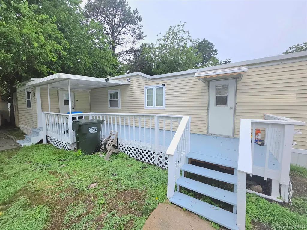 525 Riverleigh Avenue Riverhead NY 11901