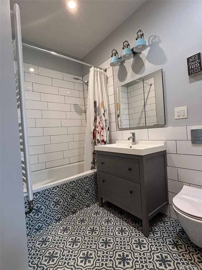 7164 70th Street Glendale NY 11385