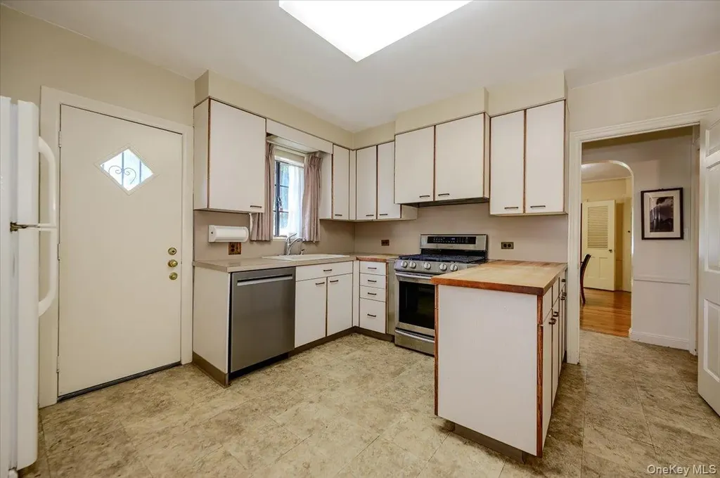 1264 Rhinelander Avenue Bronx NY 10461