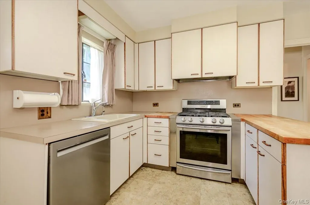 1264 Rhinelander Avenue Bronx NY 10461