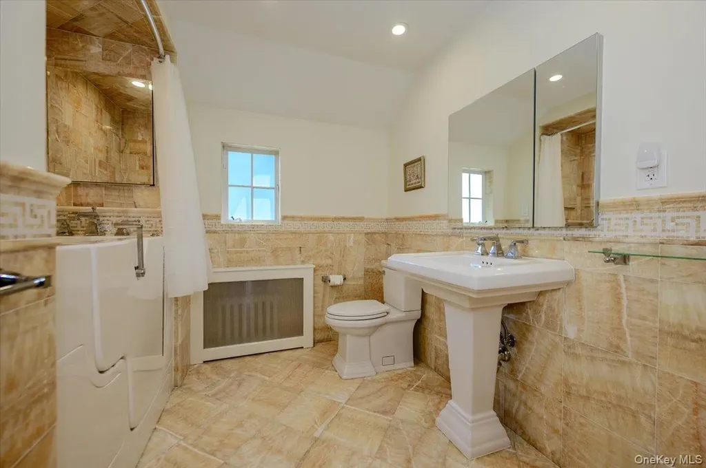 1264 Rhinelander Avenue Bronx NY 10461