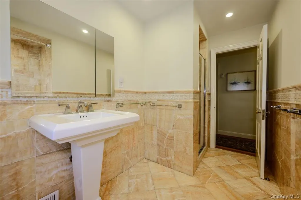 1264 Rhinelander Avenue Bronx NY 10461