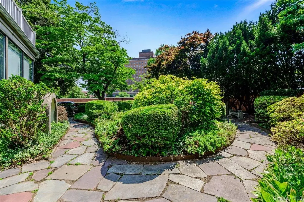 1264 Rhinelander Avenue Bronx NY 10461