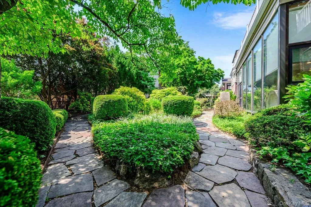 1264 Rhinelander Avenue Bronx NY 10461