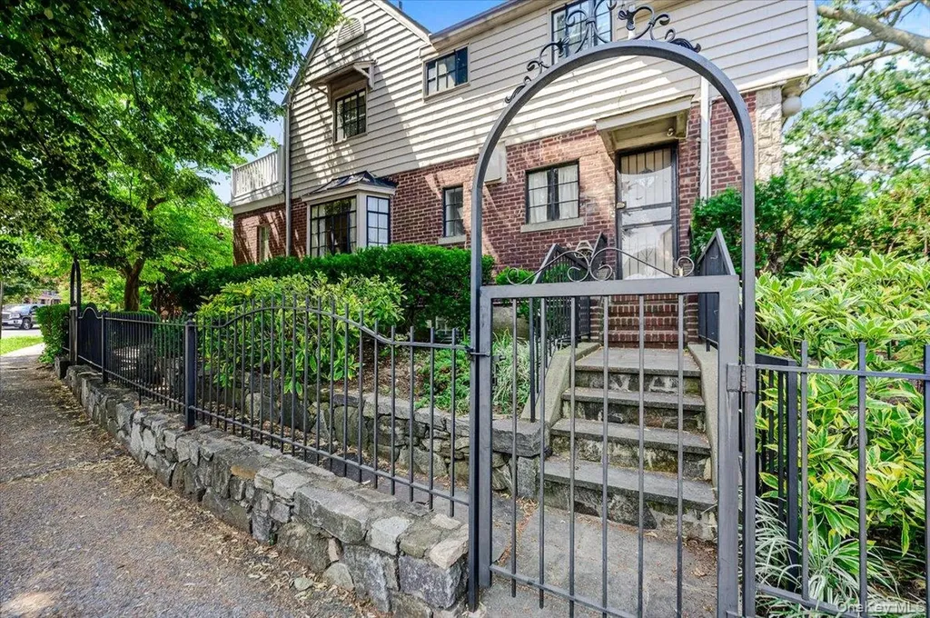 1264 Rhinelander Avenue Bronx NY 10461
