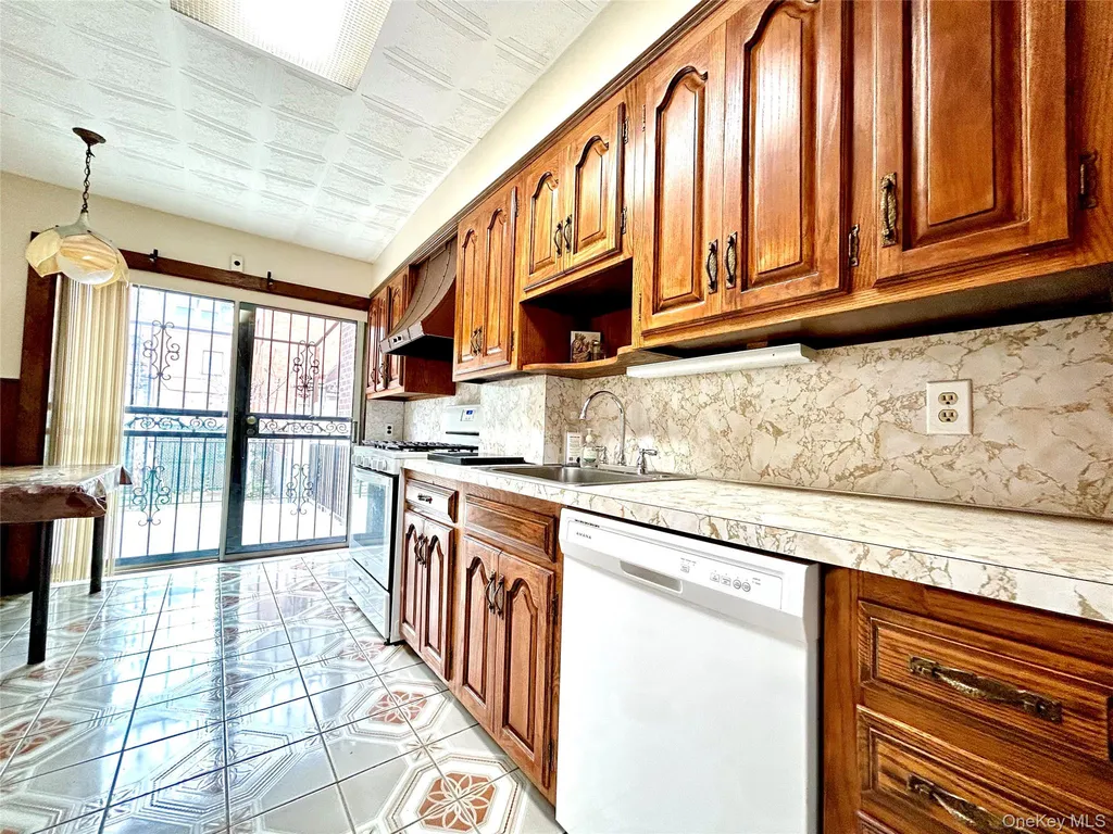 77-04 85th Street Glendale NY 11385