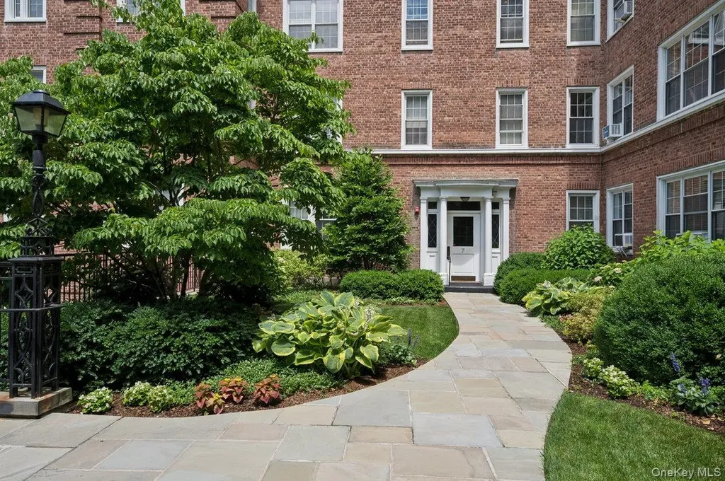 7 Midland Gardens Bronxville NY 10708