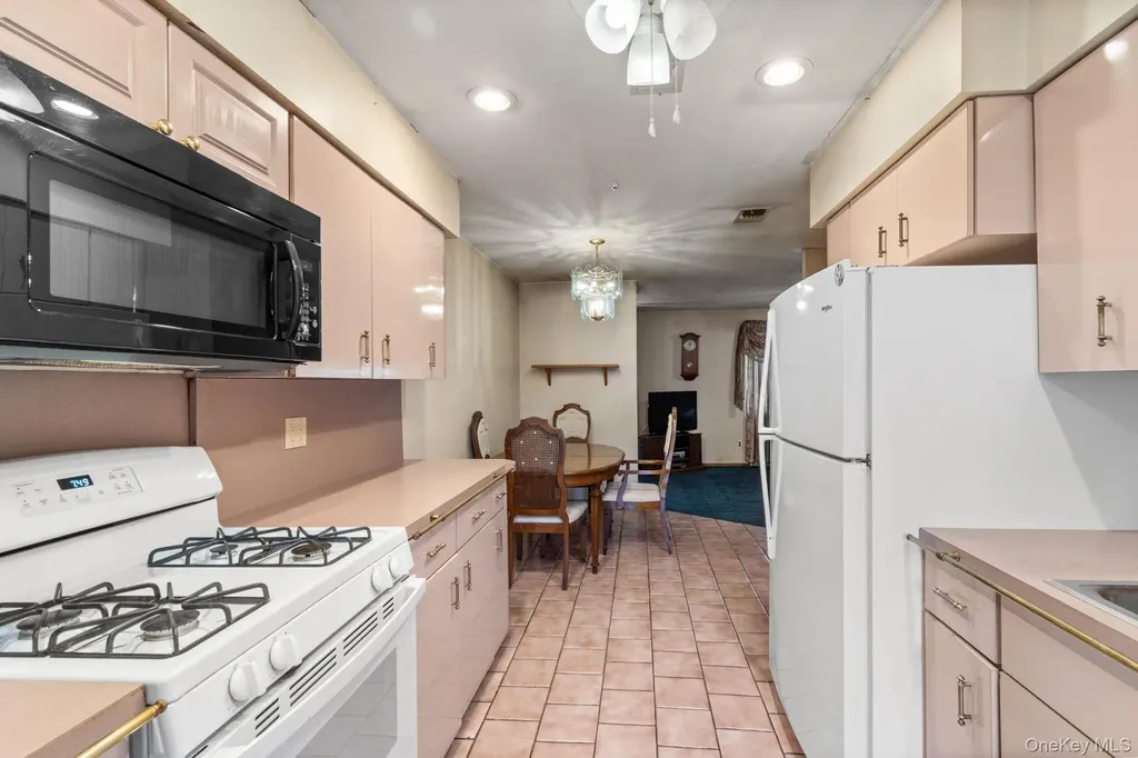 528 Lake Court Middle Island NY 11953