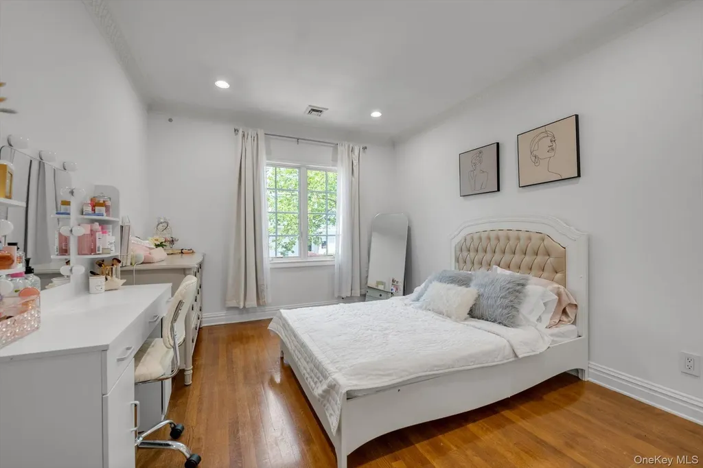 760 Hillcrest Place North Woodmere NY 11581