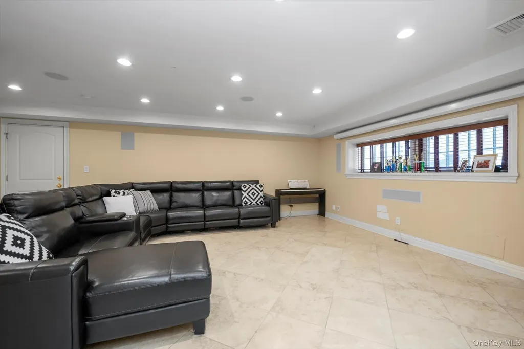 760 Hillcrest Place North Woodmere NY 11581