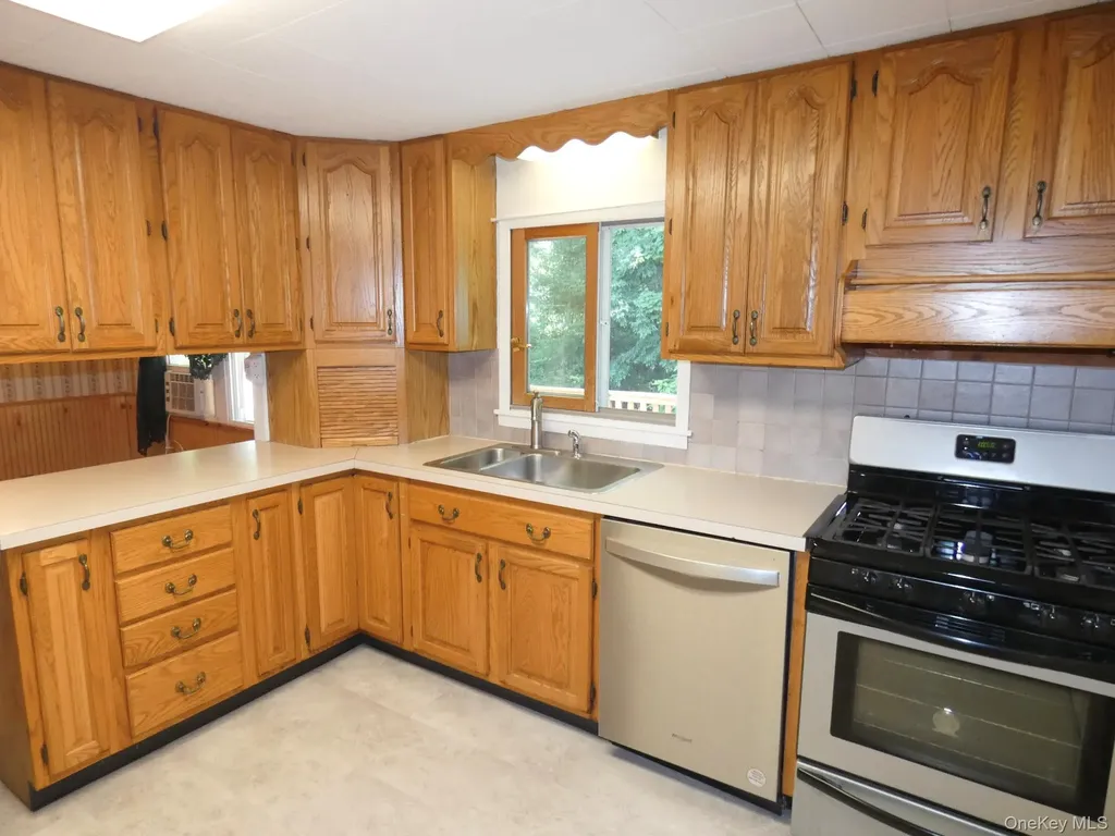28 Hilltop Drive New Windsor NY 12553