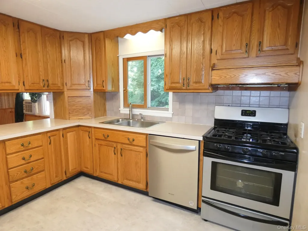 28 Hilltop Drive New Windsor NY 12553