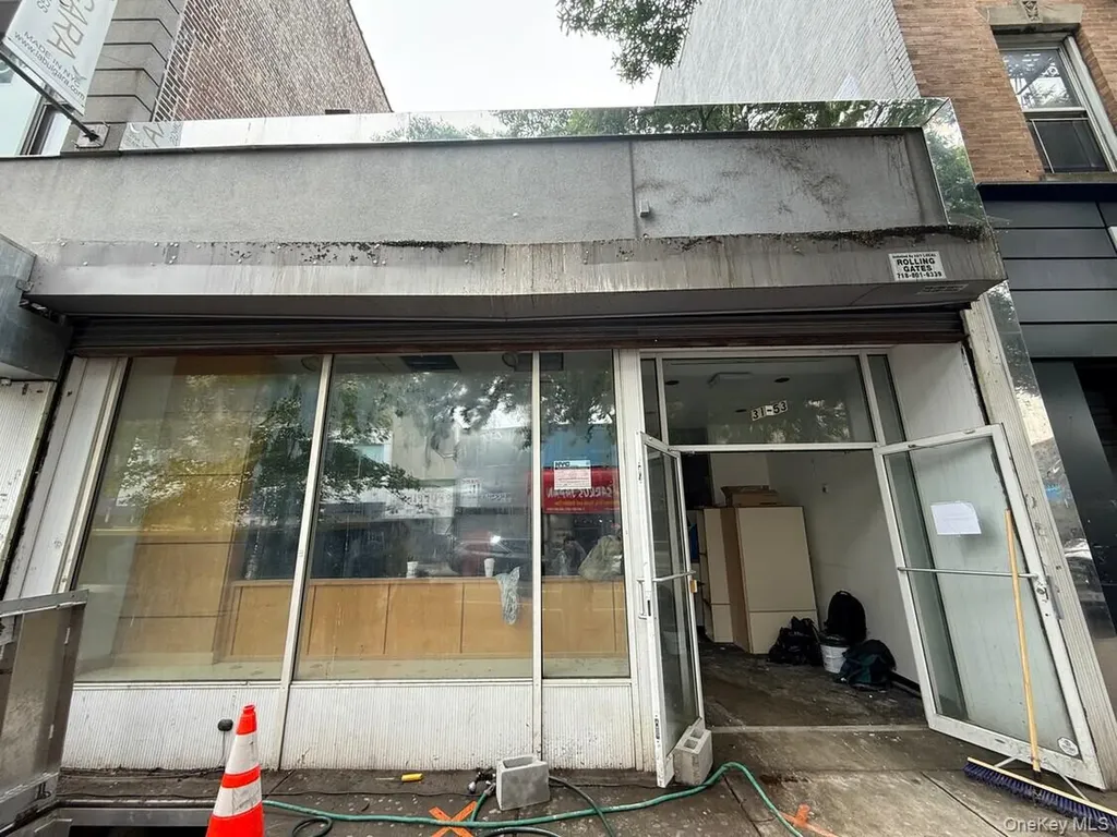31-55 Steinway Street Long Island City NY 11103