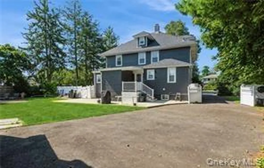 456 S Wellwood Avenue Lindenhurst NY 11757