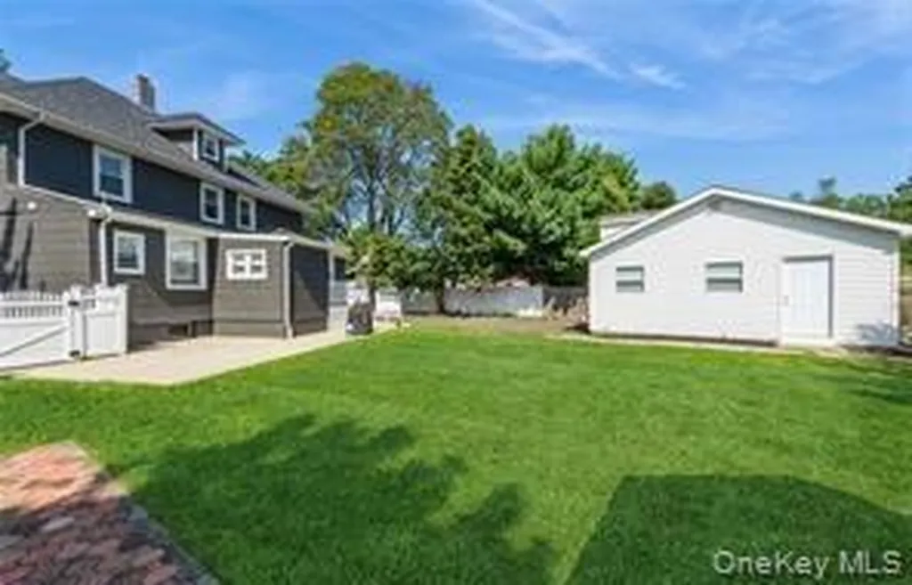 456 S Wellwood Avenue Lindenhurst NY 11757