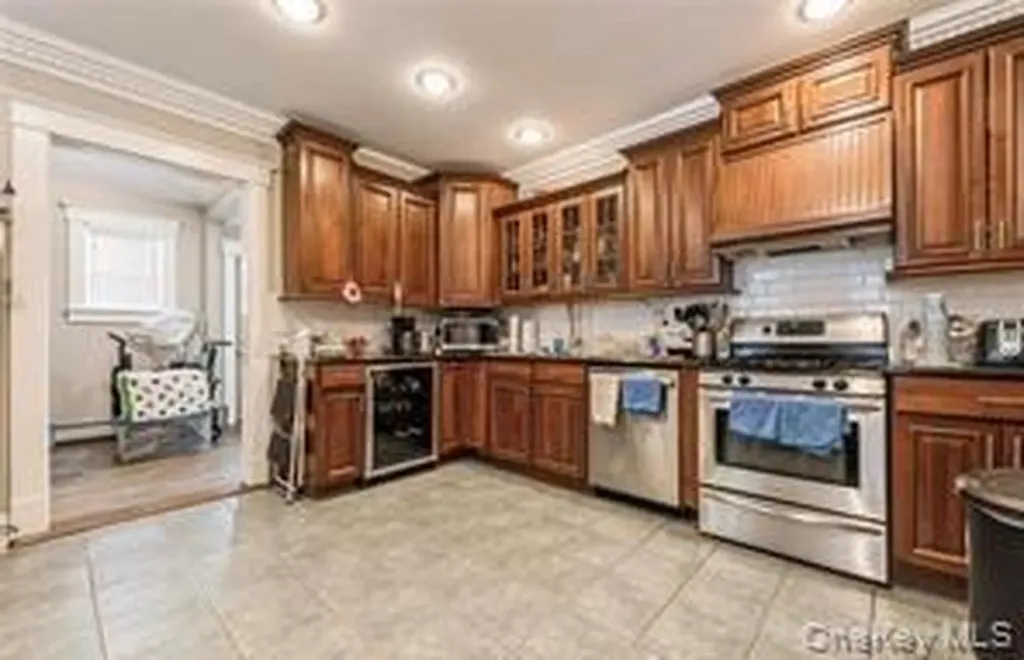 456 S Wellwood Avenue Lindenhurst NY 11757