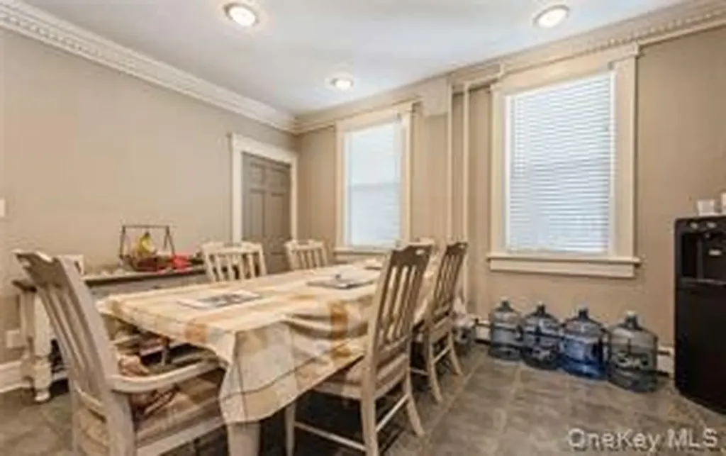 456 S Wellwood Avenue Lindenhurst NY 11757