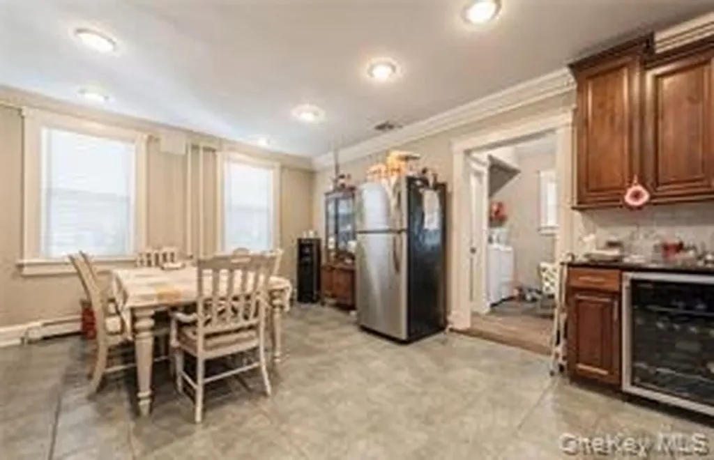 456 S Wellwood Avenue Lindenhurst NY 11757