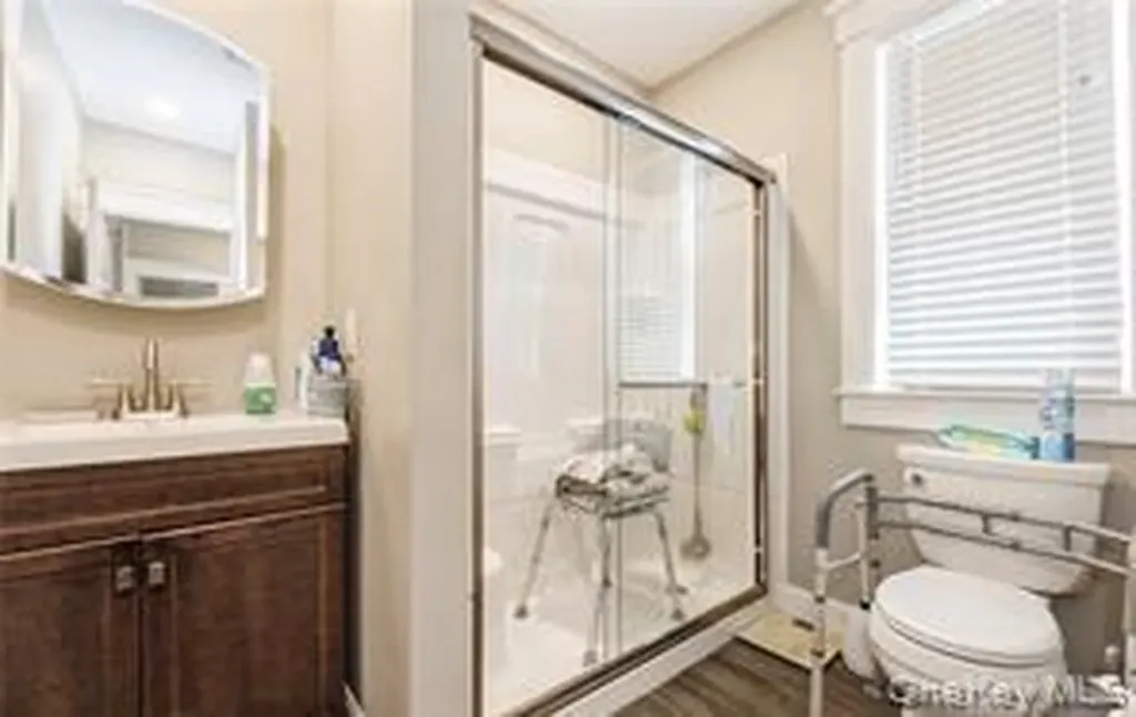 456 S Wellwood Avenue Lindenhurst NY 11757