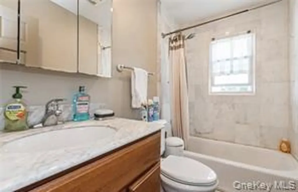 456 S Wellwood Avenue Lindenhurst NY 11757