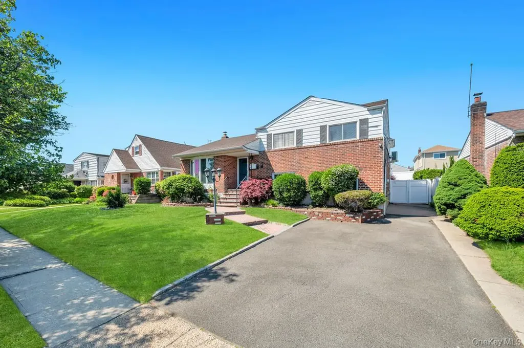 2182 Baylis Avenue Elmont NY 11003