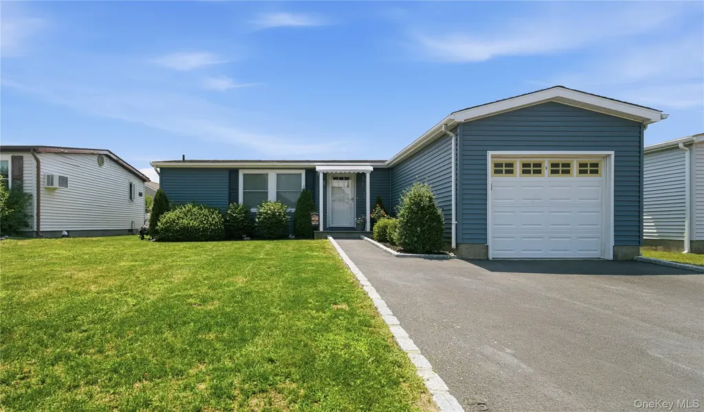 35 Village Circle S Manorville NY 11949