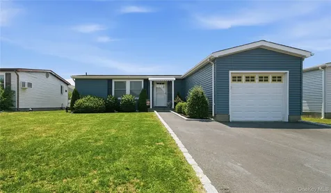 35 Village Circle S Manorville NY 11949