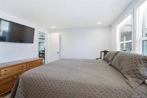 35 Village Circle S Manorville NY 11949
