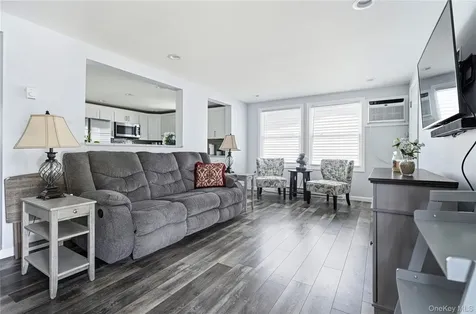 35 Village Circle S Manorville NY 11949