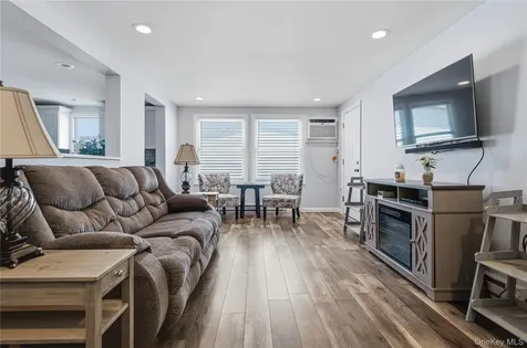 35 Village Circle S Manorville NY 11949