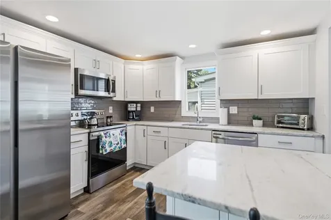 35 Village Circle S Manorville NY 11949