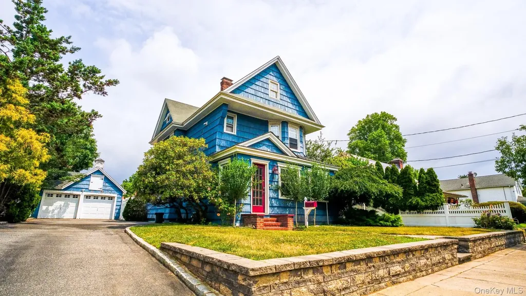 14 Easton Street Lindenhurst NY 11757