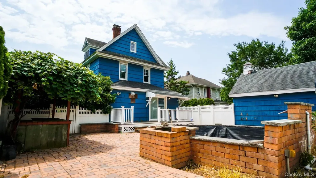 14 Easton Street Lindenhurst NY 11757