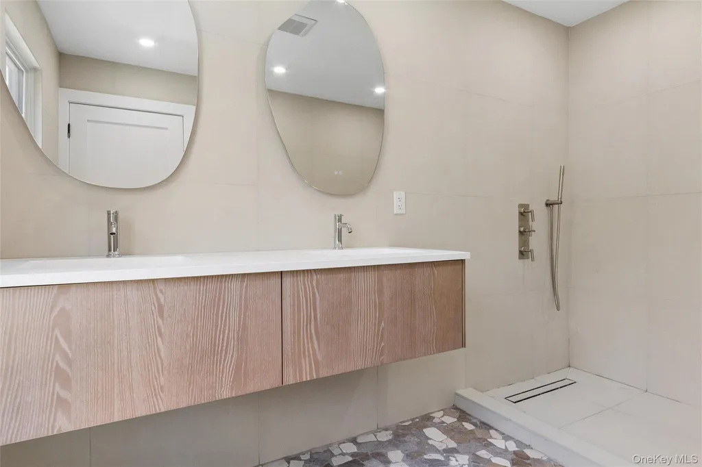 934 Eileen Terrace Woodmere NY 11598