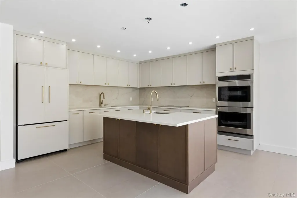934 Eileen Terrace Woodmere NY 11598