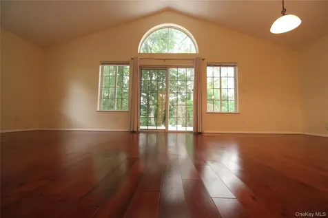146 Farm House Court Manorville NY 11949