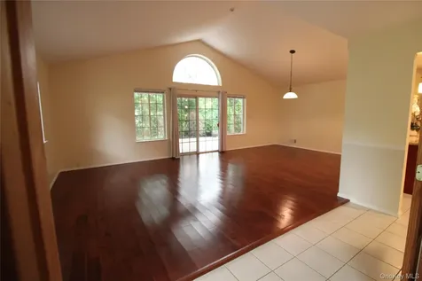 146 Farm House Court Manorville NY 11949