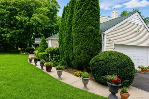 146 Farm House Court Manorville NY 11949