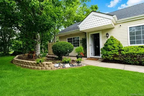 146 Farm House Court Manorville NY 11949