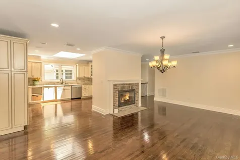 10 Laurel Cove Road Oyster Bay NY 11771