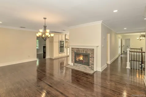 10 Laurel Cove Road Oyster Bay NY 11771