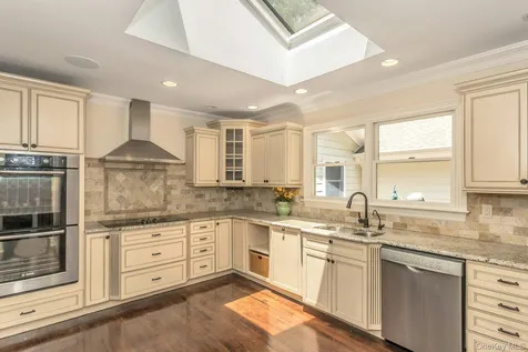 10 Laurel Cove Road Oyster Bay NY 11771