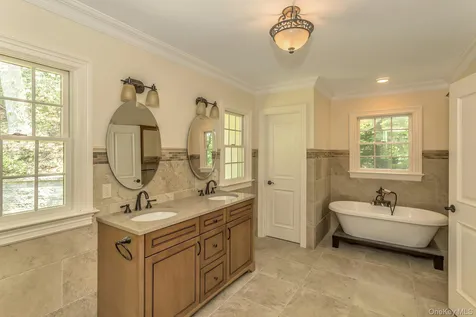 10 Laurel Cove Road Oyster Bay NY 11771