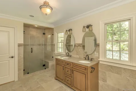 10 Laurel Cove Road Oyster Bay NY 11771